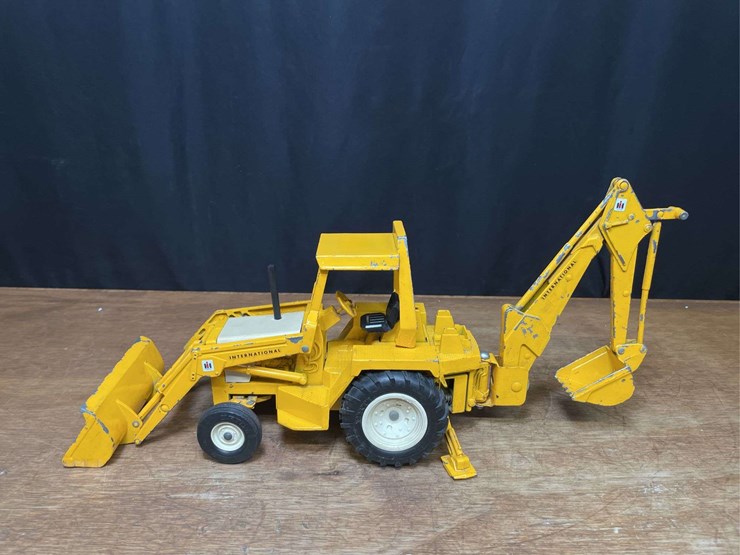 1/16-ih-backhoe-ertl-image-2