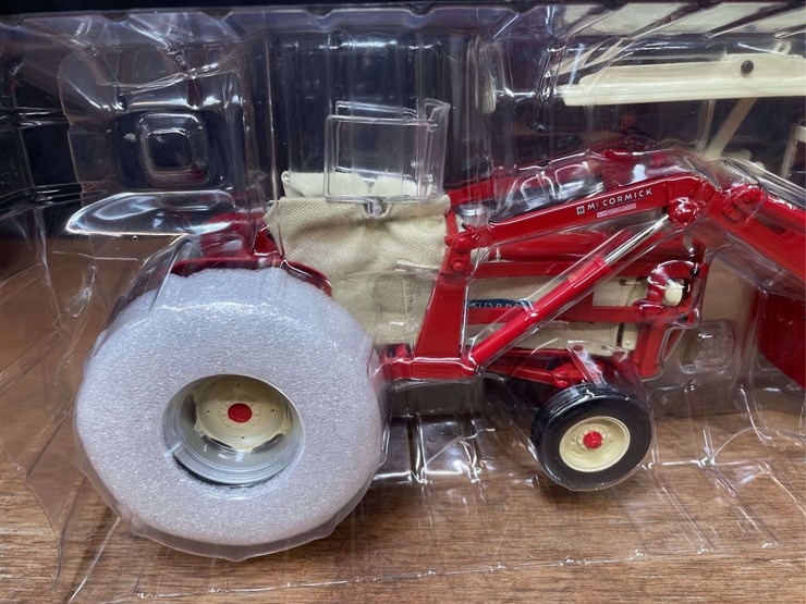 1/16-ih-460-2009-red-power-roundup-nib-ertl-image-6