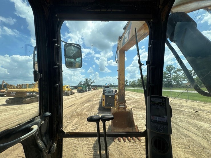 2016-caterpillar-325fl-image-29