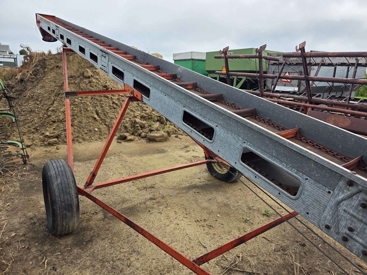 no.-205-conveyor,-540-pto,-approx-40’,-8-14-tires-on-4-bolt-rims-image-12