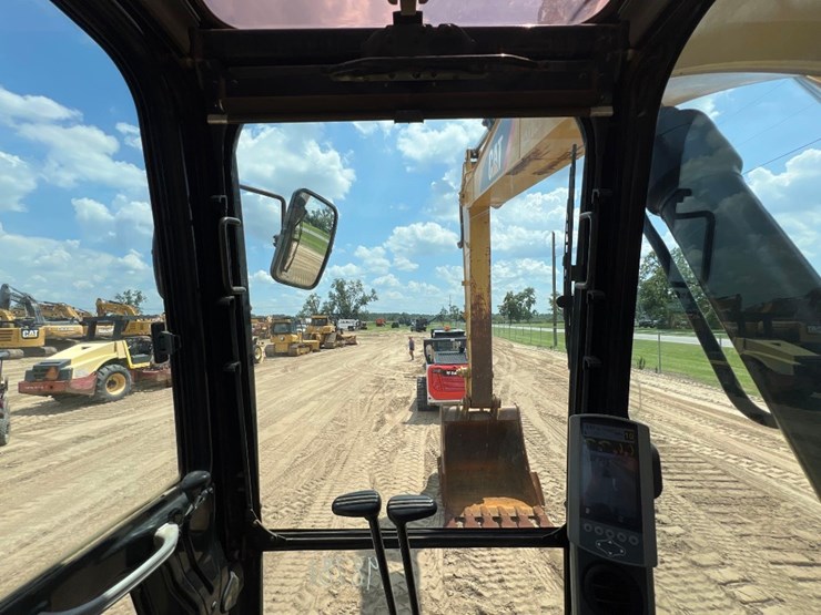 caterpillar-325fl-image-45