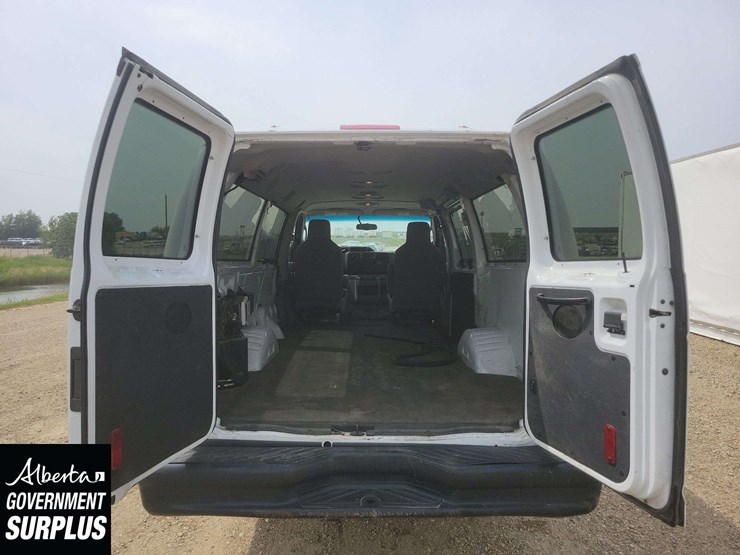 2014-ford-cargo-image-25