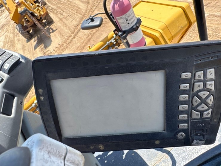 2014-caterpillar-cb54-image-31