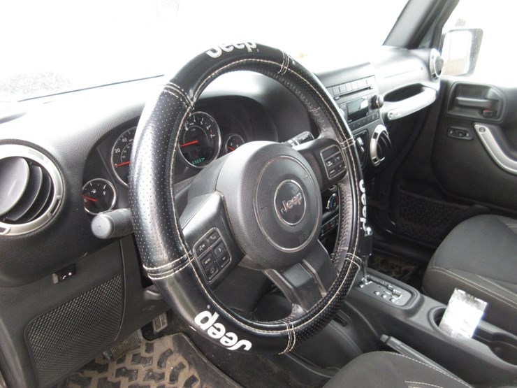 2017-jeep-wrangler-unlimited-sahara-image-7