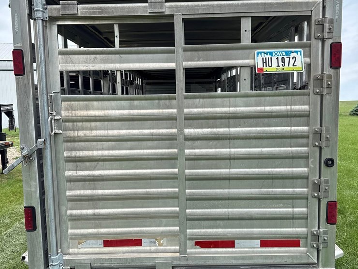 2012-featherlite-7ft-x-24ft-aluminum-gooseneck-livestock-trailer-image-5