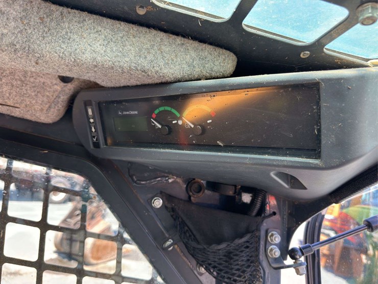 john-deere-314c-wheeled-skid-steer-image-14