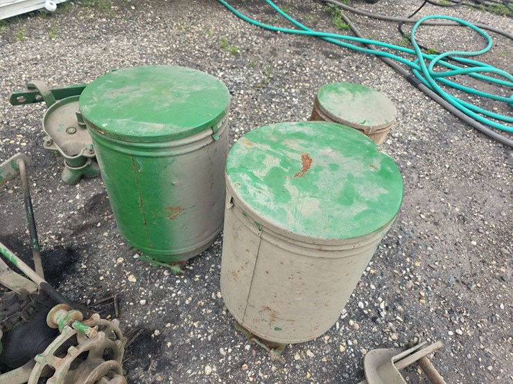 antique-john-deere-planter-lot,-circle-seed-and-fert-boxes,-drives-and-misc-image-9