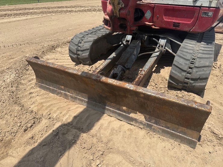 2018-takeuchi-tb240-image-17
