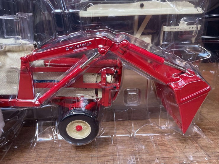 1/16-ih-460-2009-red-power-roundup-nib-ertl-image-5