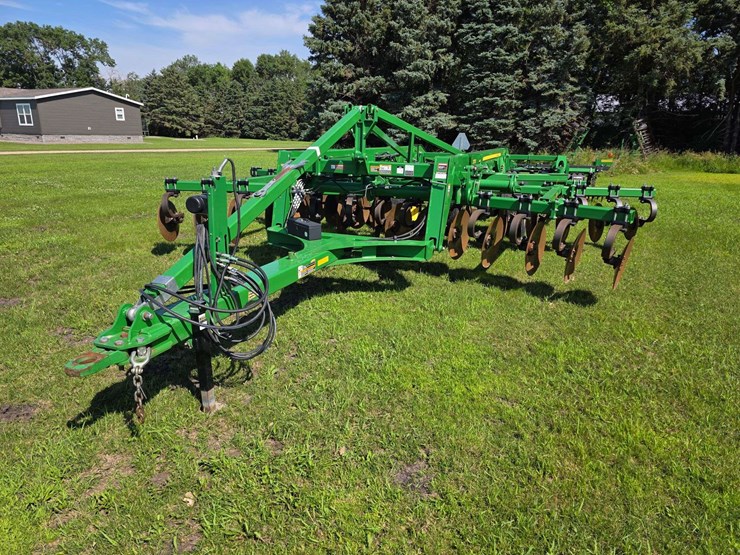 2016-john-deere-18-image-1