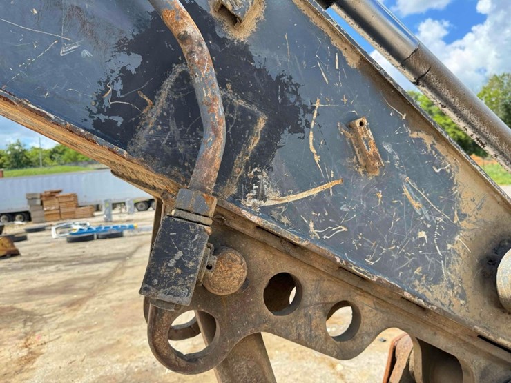 2014-deere-210g-lc-image-39