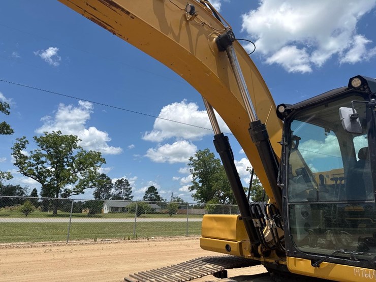 2020-caterpillar-326-image-25