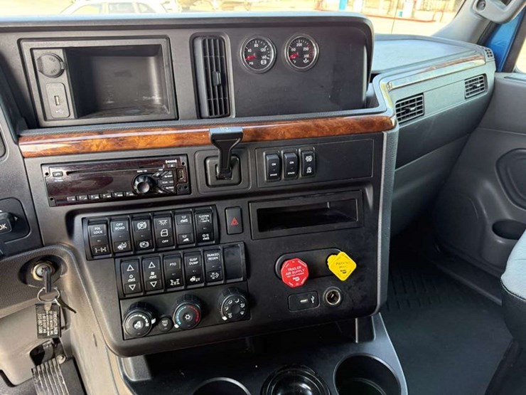 2020-ih-lt625-sleeper-semi,-435,369-miles-on-truck-(complete-overhaul-@-232,740-miles-with-paperwork-image-40