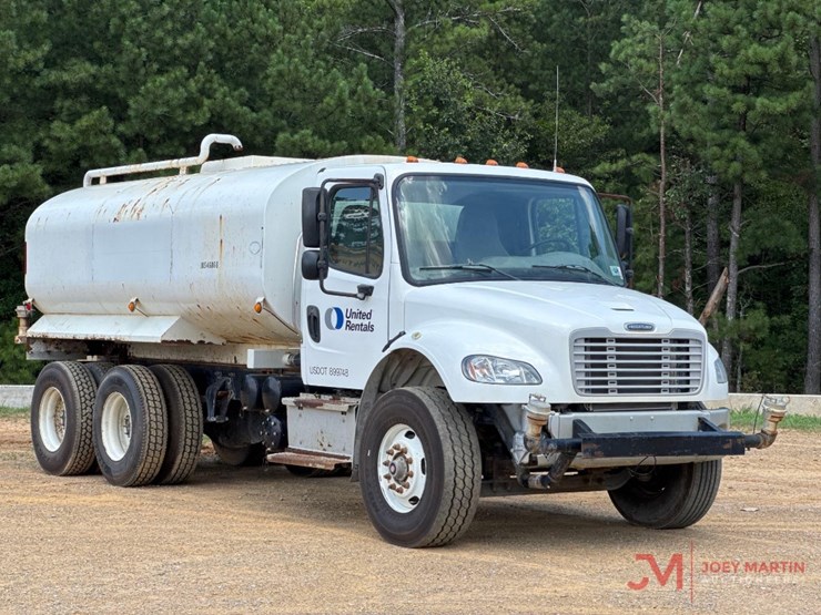 2017-freightlinertandem-water-truck-image-1