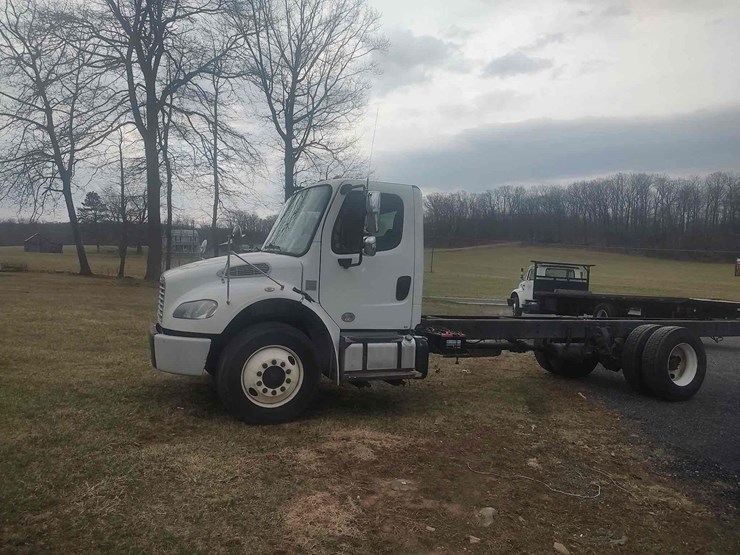 2015-freightliner-cab-&-chassis-image-1