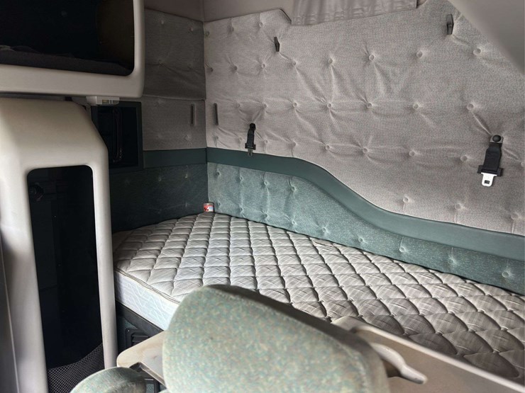 2002-volvo-vnl-t/a-truck-tractor-with-single-bunk-image-18
