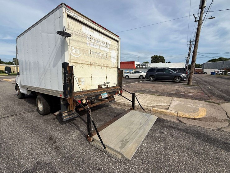 2009-chevrolet-express-3500-image-32
