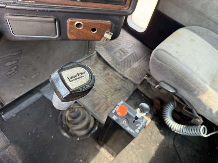 1993-freightliner-fld120-image-42