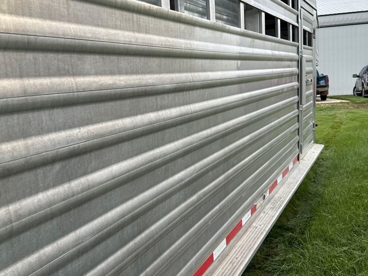 2012-featherlite-7ft-x-24ft-aluminum-gooseneck-livestock-trailer-image-10