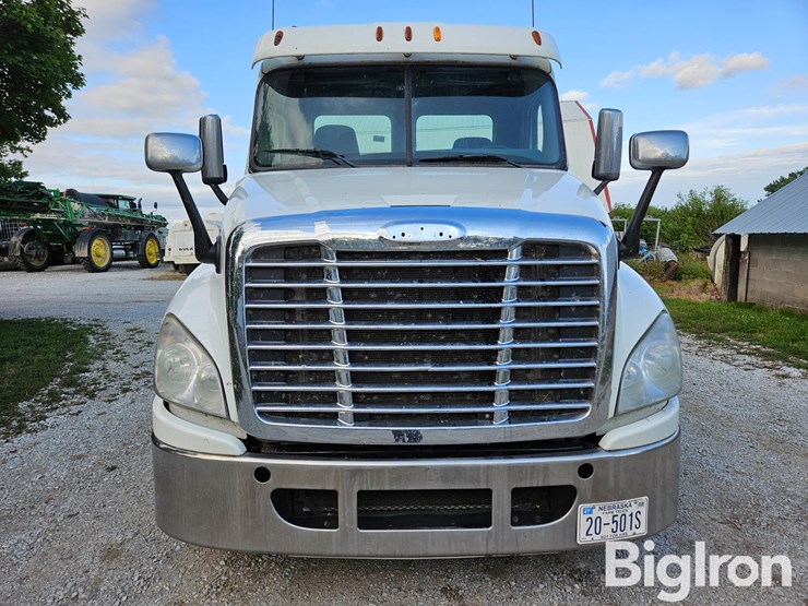 2012-freightliner-cascadia-125-image-2