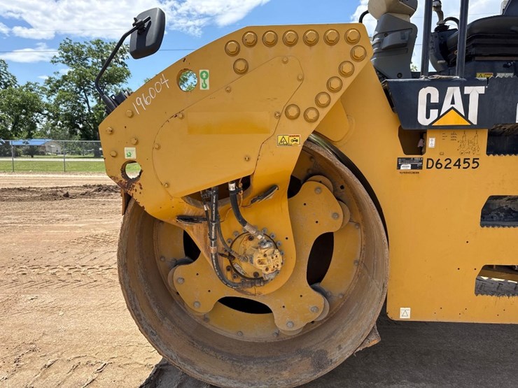2014-caterpillar-cb54-image-9