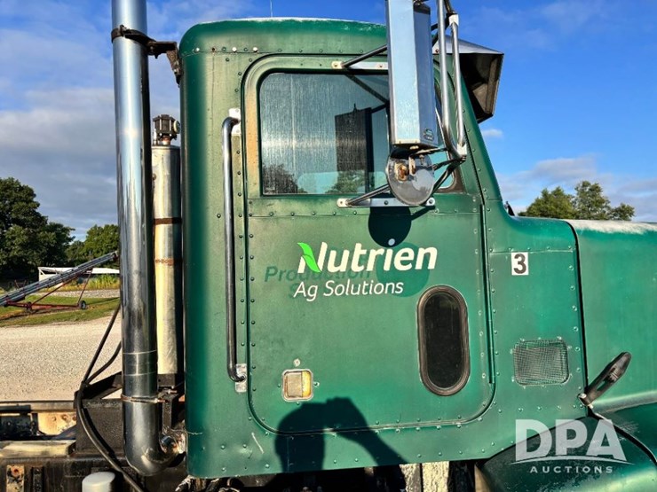 1993-peterbilt-377-image-54
