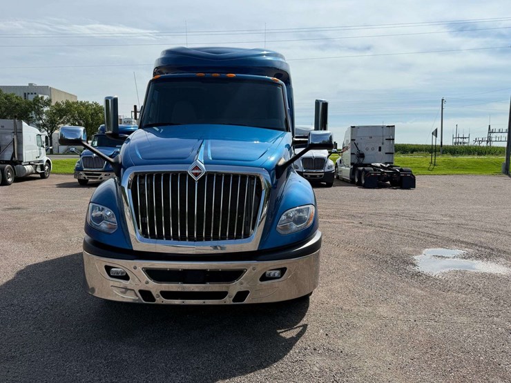 2020-ih-lt625-sleeper-semi,-435,369-miles-on-truck-(complete-overhaul-@-232,740-miles-with-paperwork-image-3