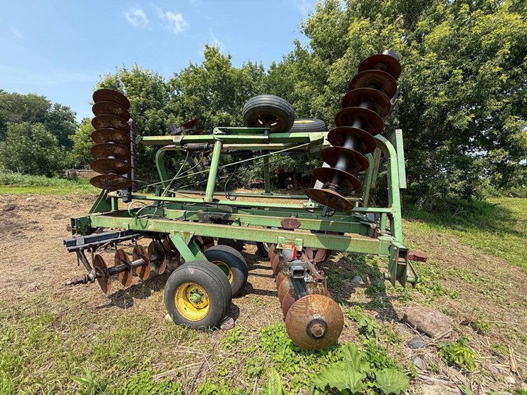 john-deere-235-image-10