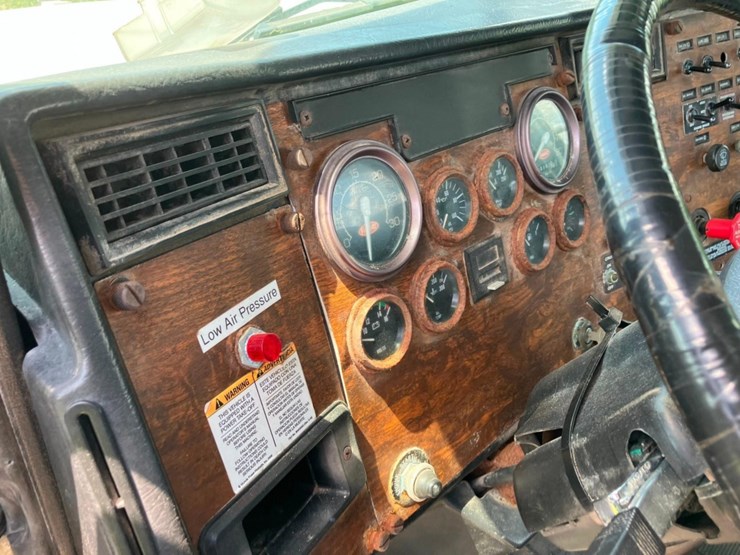 1999-peterbilt-377-image-6