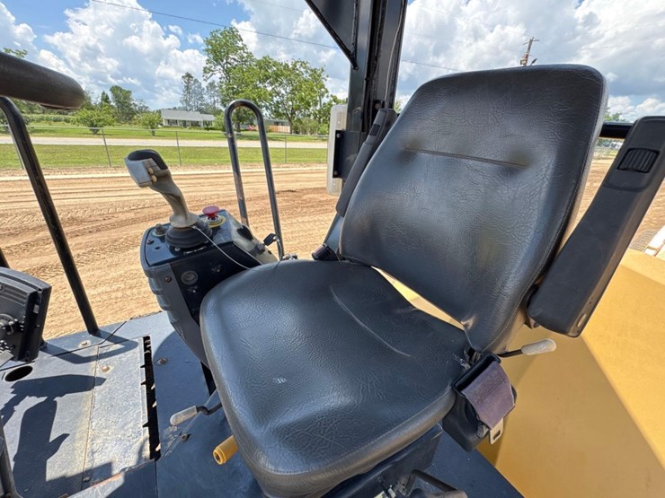 2014-caterpillar-cb54-image-21