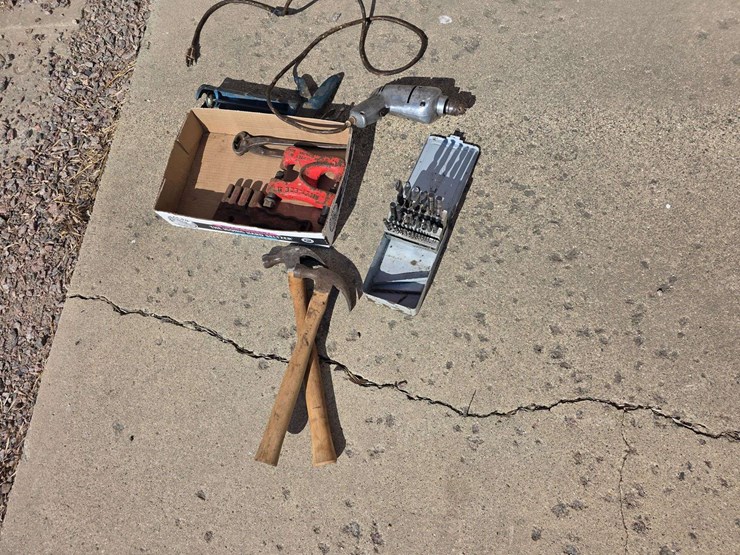 drill-bits,-drill-(working-order),-sickle-tool,-hammer,-caulking-gun-image-5