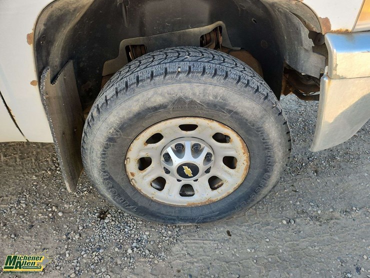 2011-chevrolet-silverado-3500hd-image-29