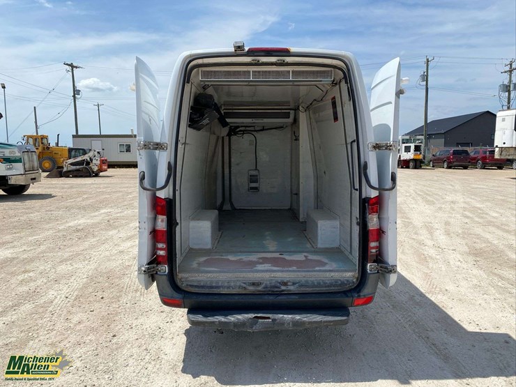 2016-mercedes-benz-sprinter-2500-image-8