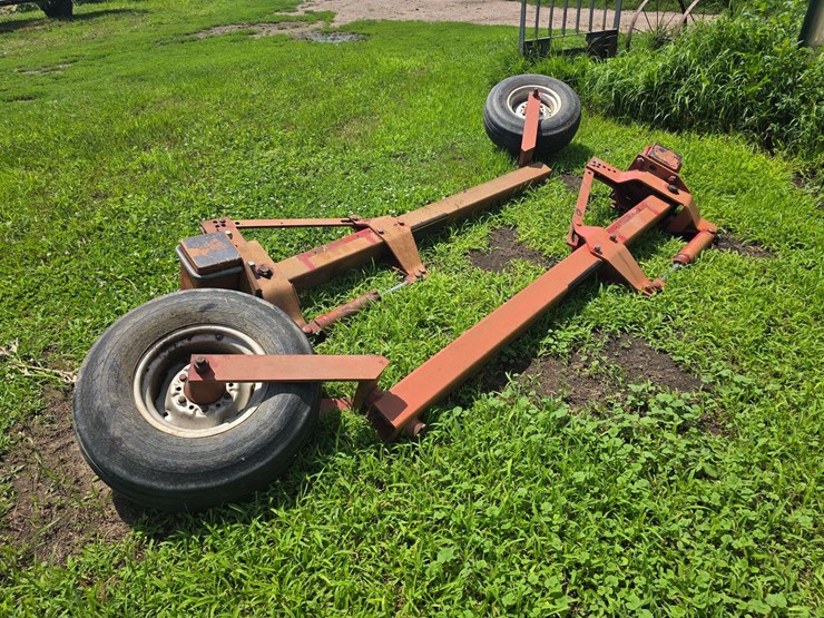 (2)-lift-assist-arms-with-9.5l-14-tires-and-cylinders,-off-no-till-drill,-buying-both-for-one-money-image-9