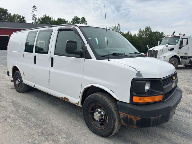 2010-chevrolet-express-2500-image-2