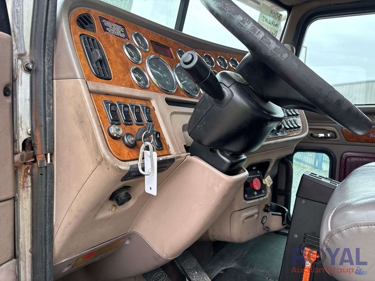 2009-peterbilt-384-image-12