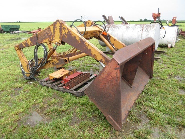 loader-with-ih-brackets-image-2