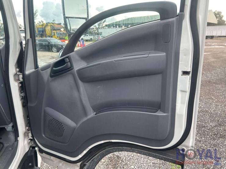 2021-isuzu-nrr-image-34