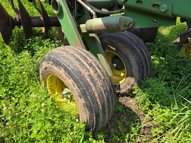john-deere-335-image-21
