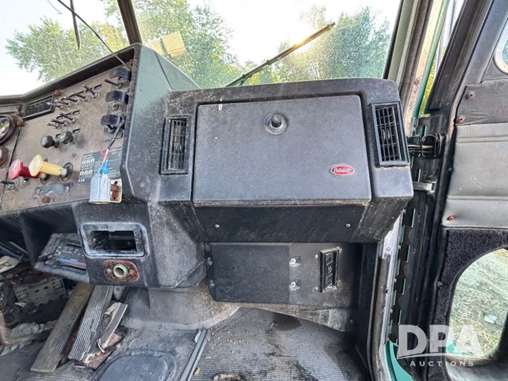 1993-peterbilt-377-image-47