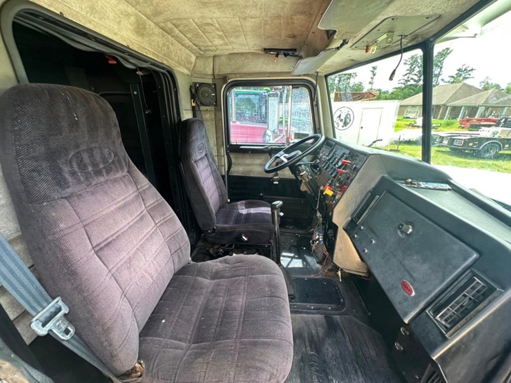 1992-peterbilt-377-image-18