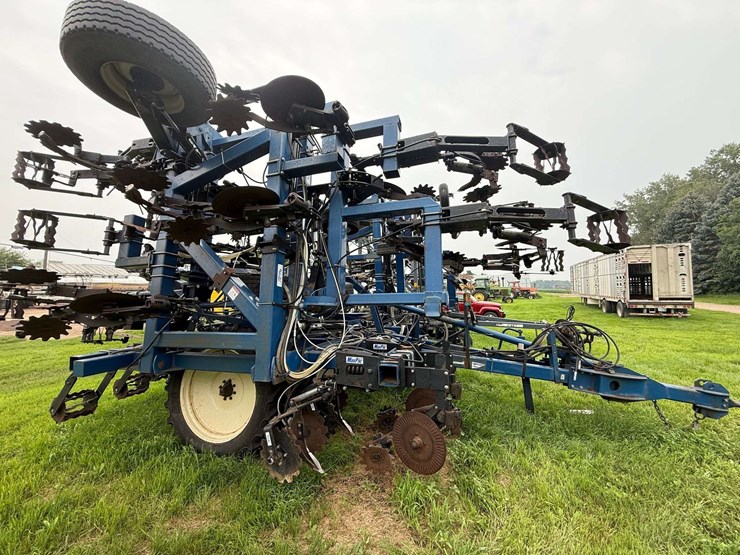 blu-jet-strip-till-machine,-set-up-for-liquid-fertilizer-and-anhydrous,-24-row-30”,-(60’-wide),-320/-image-5