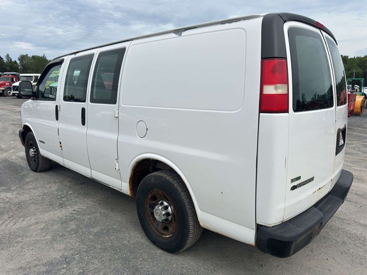 2010-chevrolet-express-2500-image-4
