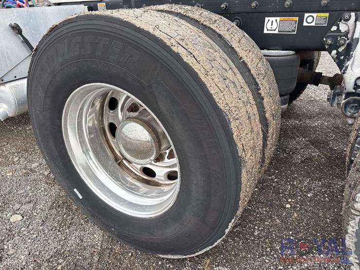 2009-peterbilt-384-image-46