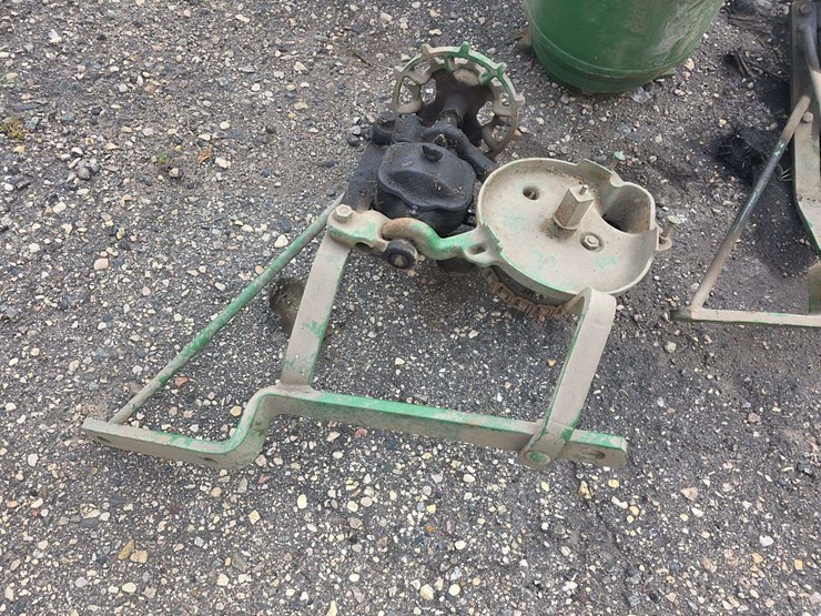 antique-john-deere-planter-lot,-circle-seed-and-fert-boxes,-drives-and-misc-image-5
