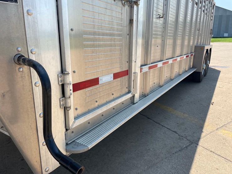 2014-wilson-livestock-trailer-image-10