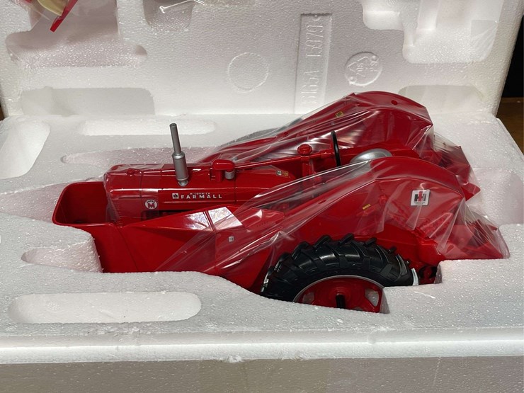 1/16-farmall-super-m-w/picker-2007-nftm-nib-ertl-image-3