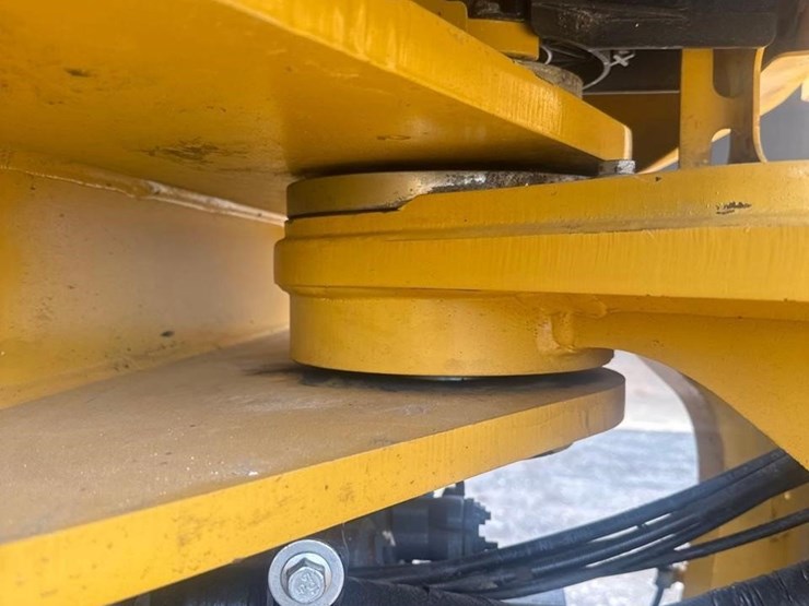 2020-deere-844l-image-17