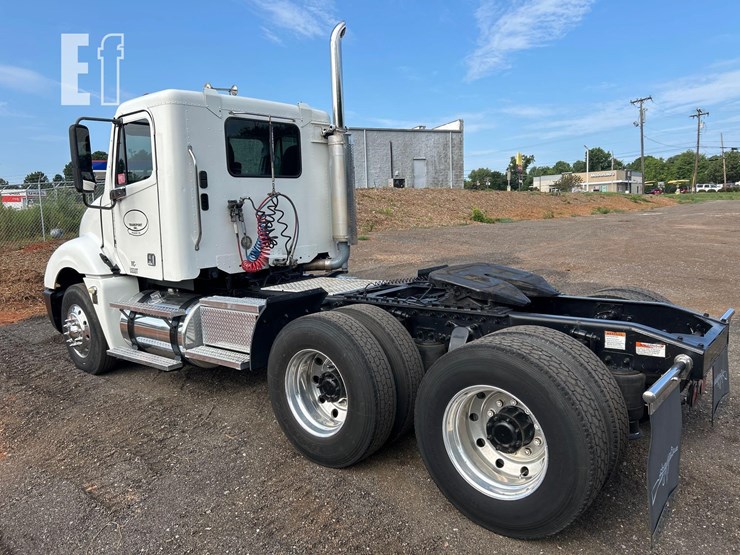 2005-freightliner-columbia-120-image-4