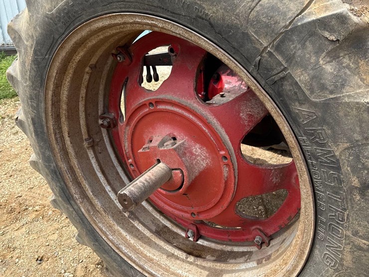 internationa-560-diesel-tractor-image-9